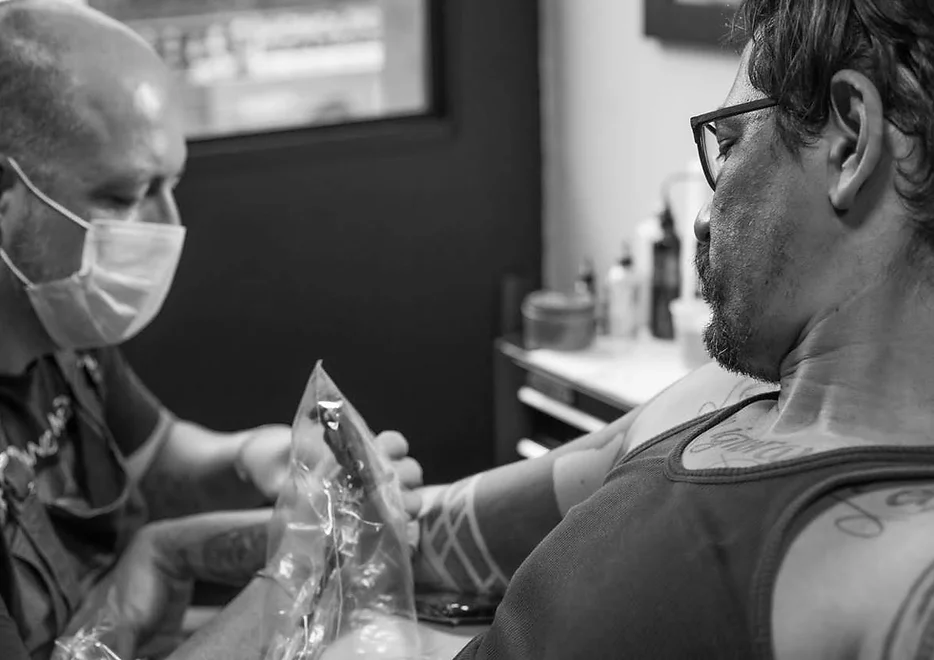 Chris Cavallaro tatuando cliente